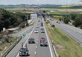 Tráfico de vehículos en la A-6 a la altura de la localidad vallisoletana de Tordesillas durante la Operación Retorno de Semana Santa.
