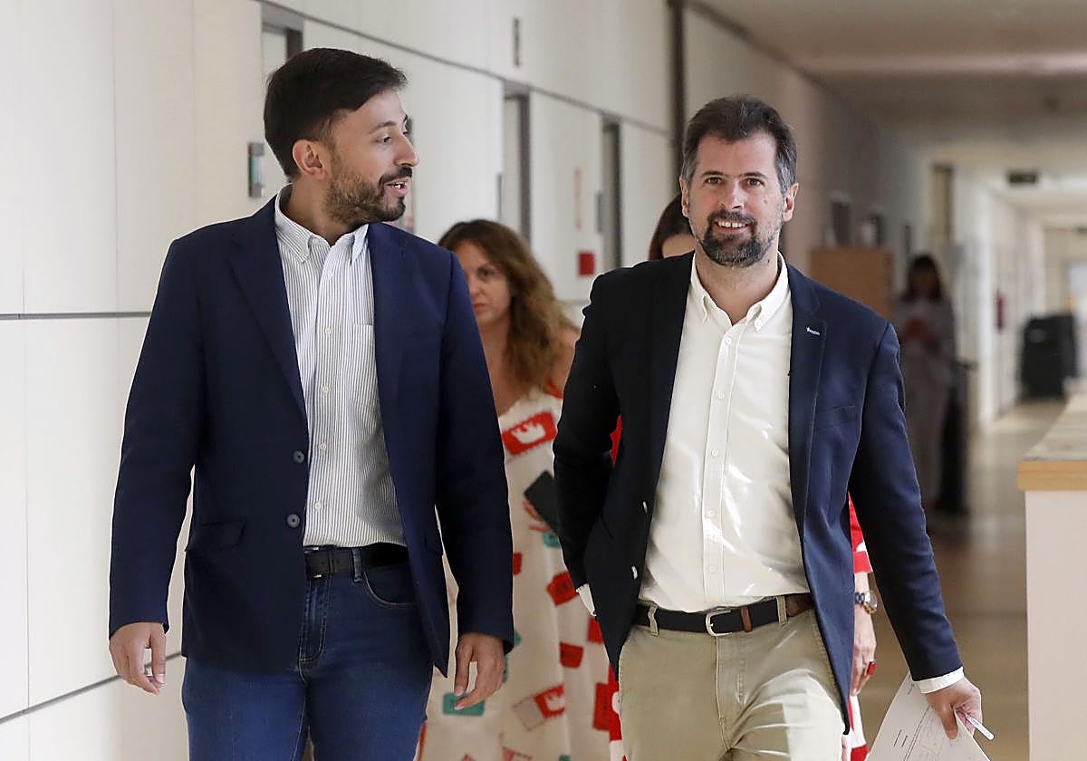 El senador por Castilla y León, Fran Díaz, camina junto al secretario general del PSOE en Castilla y León, Luis Tudanca.