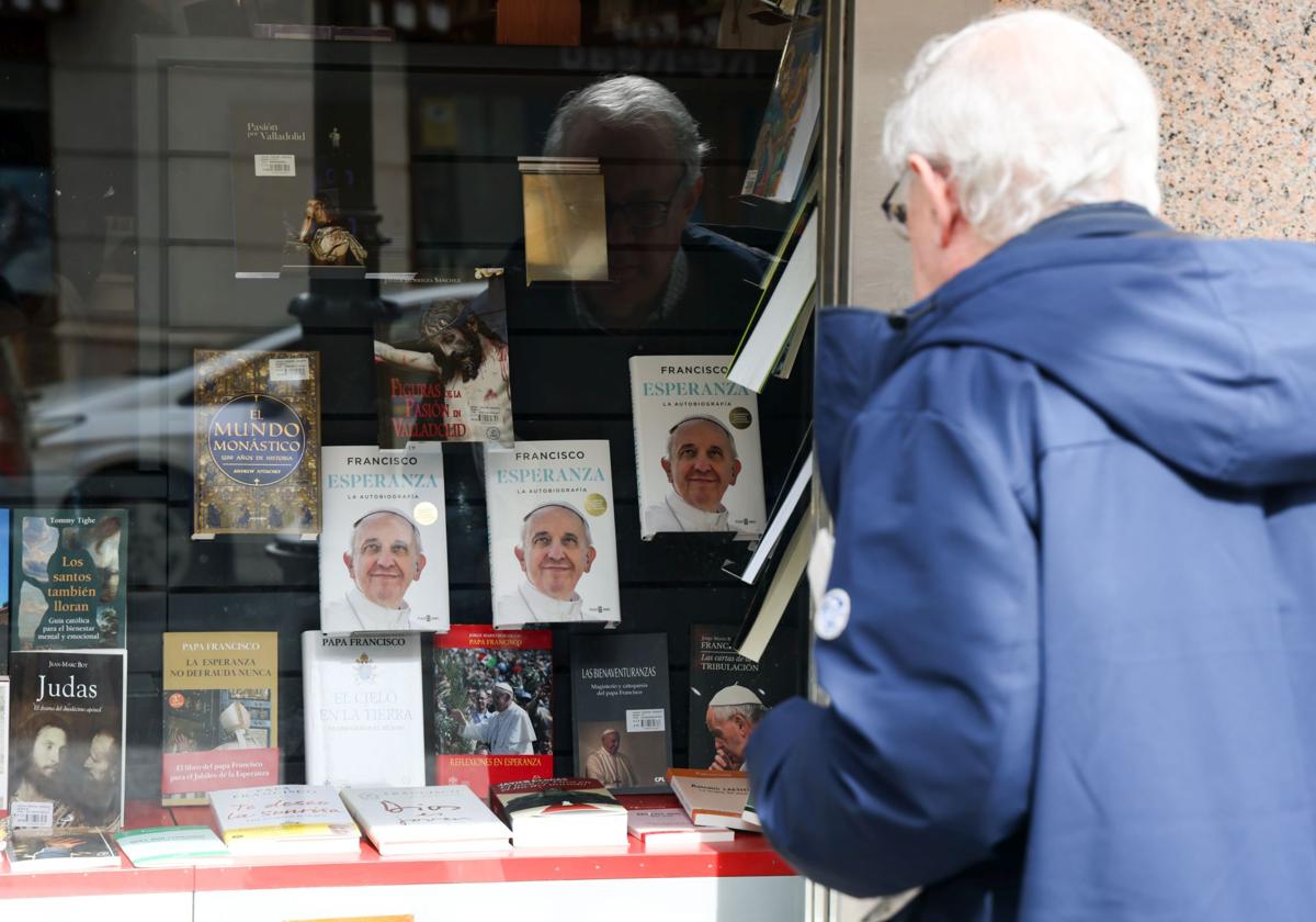 Los libros de Francisco conquistan el escaparate