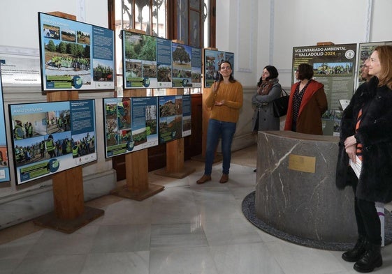 Exposición con paneles informativos en el vestíbulo de la Diputación de Palencia.