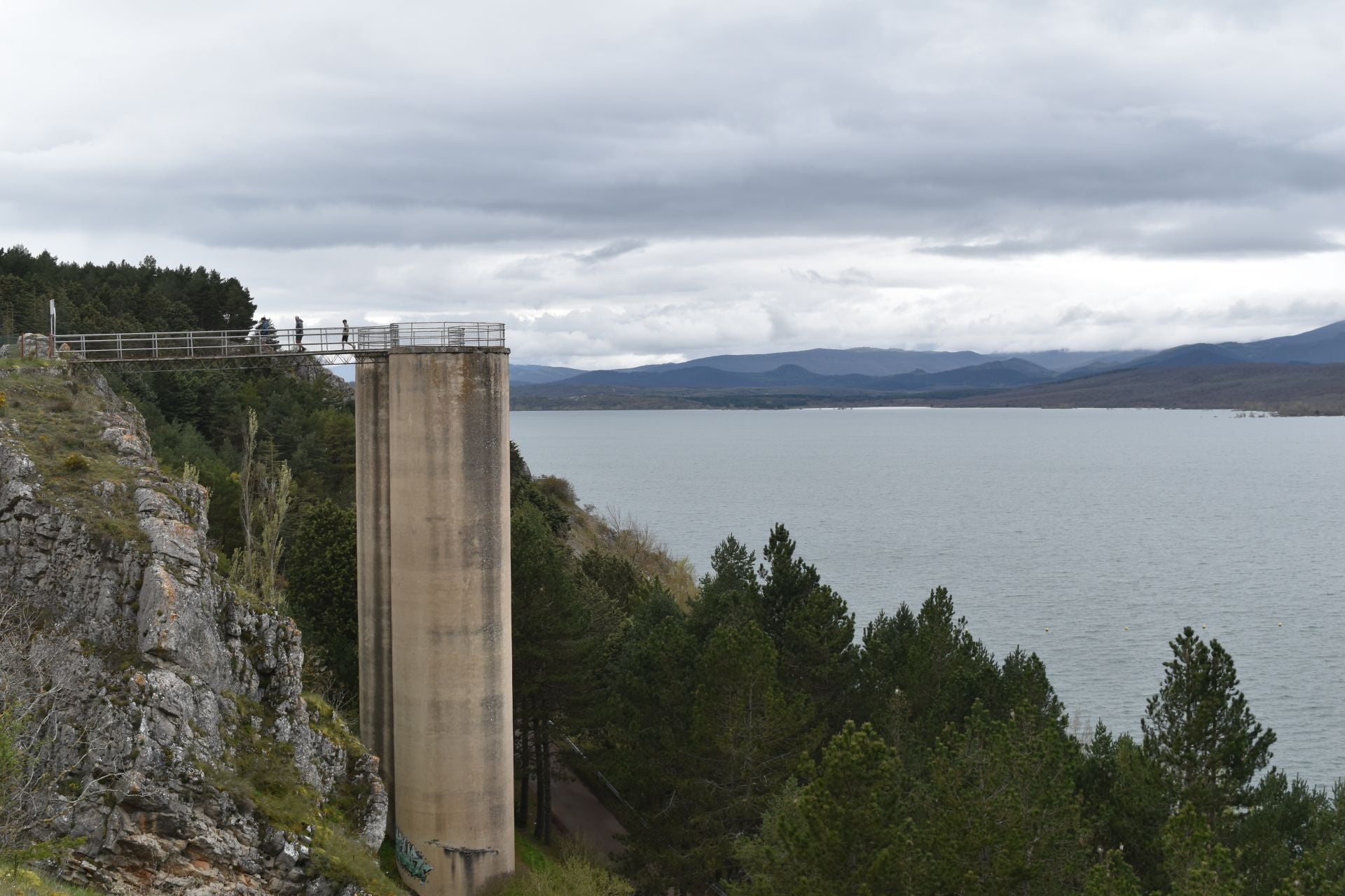 El pantano de Aguilar rebosa