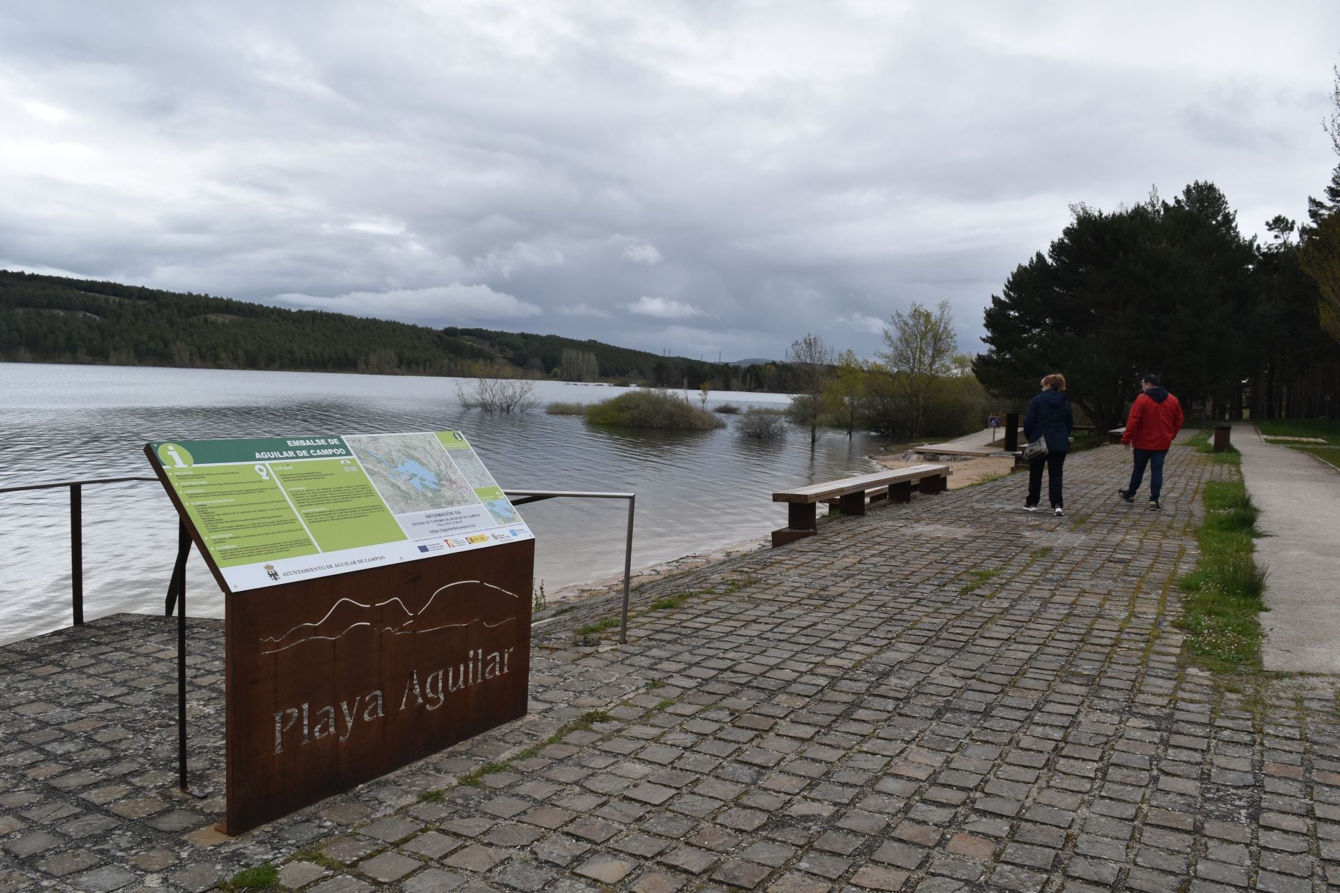 El pantano de Aguilar rebosa