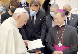 El entonces alcalde, Óscar Puente, entrega un libro sobre la Semana Santa de Valladolid al Papa Francisco en 2021.