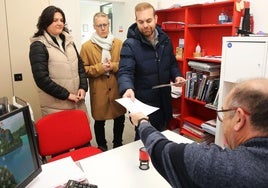 Borja Lavandera entrega a José Antonio Mateo su precandidatura para liderar el PSOE.