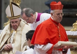Ricardo Blázquez, tras recibir la birreta cardenalicia de manos del Papa Francisco en 2015.
