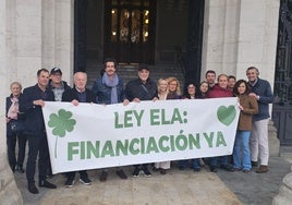 Parte del equipo de la serie 'Memento Mori', con el actor Juan Echanove, muestra su solidaridad con los enfermos y sus familias a las puertas del Ayuntamiento.