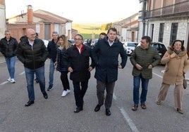 El presidente de la Junta, Alfonso Fernández Mañueco, junto al resto de autoridades durante su visita a Villalar de los Comuneros el año pasado.