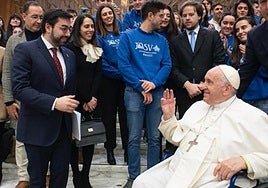 Ernesto Monsalve y miembros de la Joven Orquesta Sinfónica de Valladolid, con el Papa en 2022.