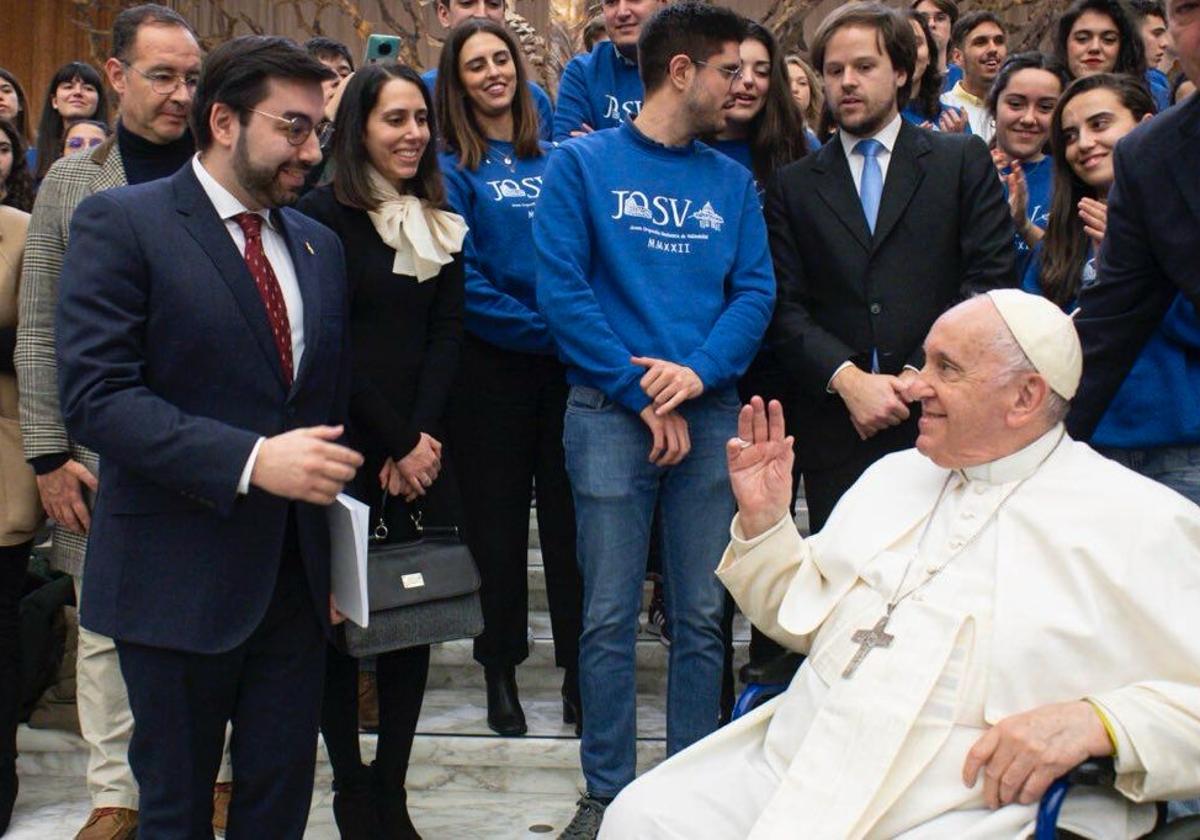 Ernesto Monsalve y miembros de la Joven Orquesta Sinfónica de Valladolid, con el Papa en 2022.