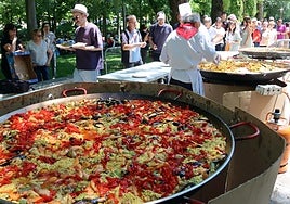 Comensales hacen cola en una paella popular en las fiestas de Segovia, en una imagen de archivo.