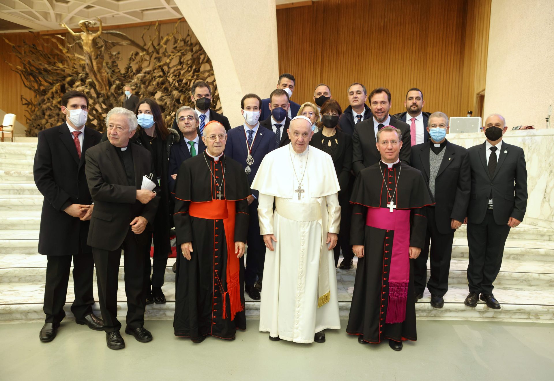 Foto de familia de la delegación que presentó la Semana Santa de Valladolid al Papa Francisco en 2022ó