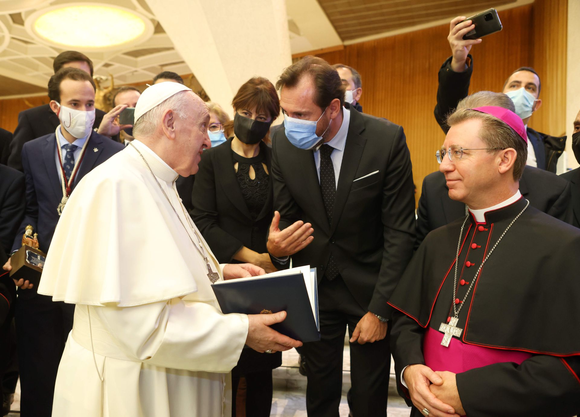 Monseñor Aurelio Garcia, a la derecha, y otros representantes de la delegacion que presento la Semana Santa de Valladolid al Papa Francisco en 2022