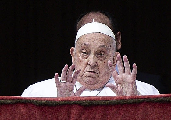 El Papa saluda a los asistentes a la bendición Urbi et Orbi tras la misa del Domingo de Resurrección en la Plaza de San Pedro del Vaticano.