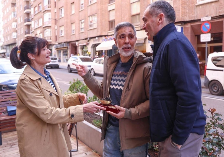 José Antonio Rodríguez recibe el reconocimiento de manos de la representante del comercio, Marta Frechilla, y del portavoz vecinal Leopoldo Herreros.