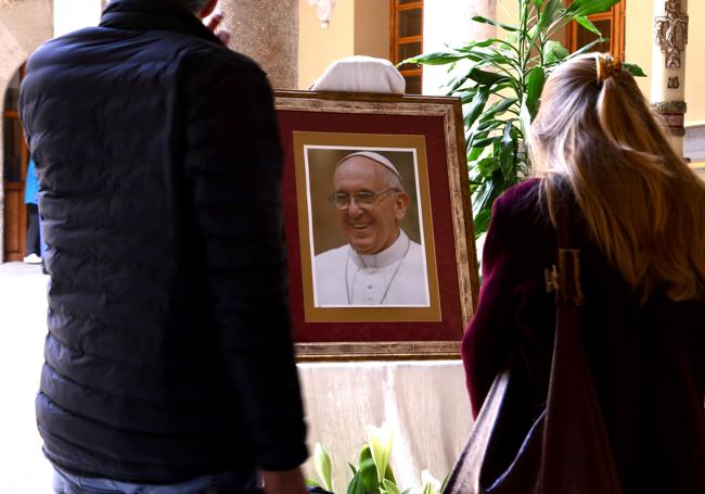 Una foto del Papa Francisco presidía este lunes la sede del Arzobispado, donde se ha habilitado un libro para recoger las condolencias de los fieles.
