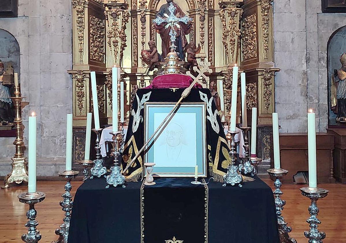 La Catedral erige un catafalco para orar por el Papa Francisco