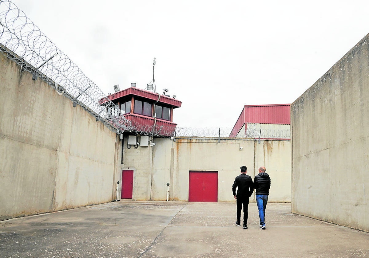 Medio centenar de móviles son incautados cada año en la cárcel de Valladolid
