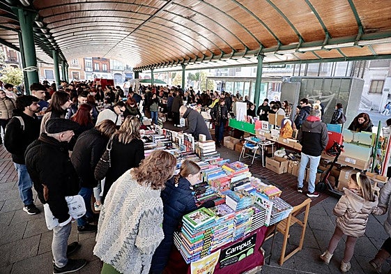 Puestos de librerías en la Plaza España en la anterior edición del Día del Libro.
