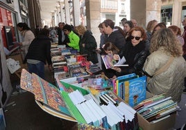 Numerosos clientes, en los puestos de la Calle Mayor frente a la Bocaplaza, el año pasado.