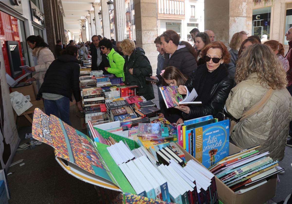 Los libreros obsequian con un panecillo a los clientes que compren
