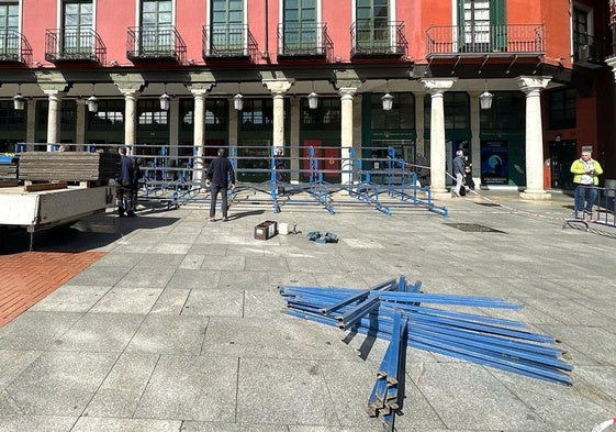 Los operarios trabajan en el desmontaje de las gradas en la Plaza Mayor.