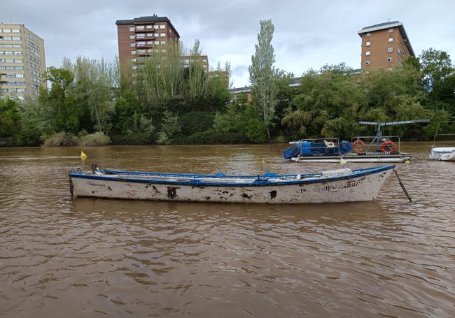 La barca de la Virgen del Carmen, anclada junto a la margen izquierda del Pisuerga.