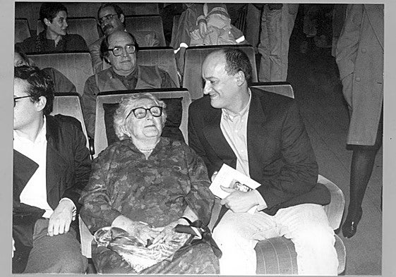 Rosa Chacel, acompañada por Gustavo Marrtín Garzo en un acto en Valladolid a comienzos de los noventa.