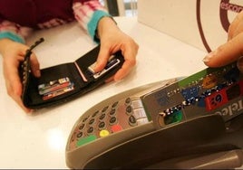 La mujer figuraba como deudora en la CIRBE por dos tarjetas de crédito.