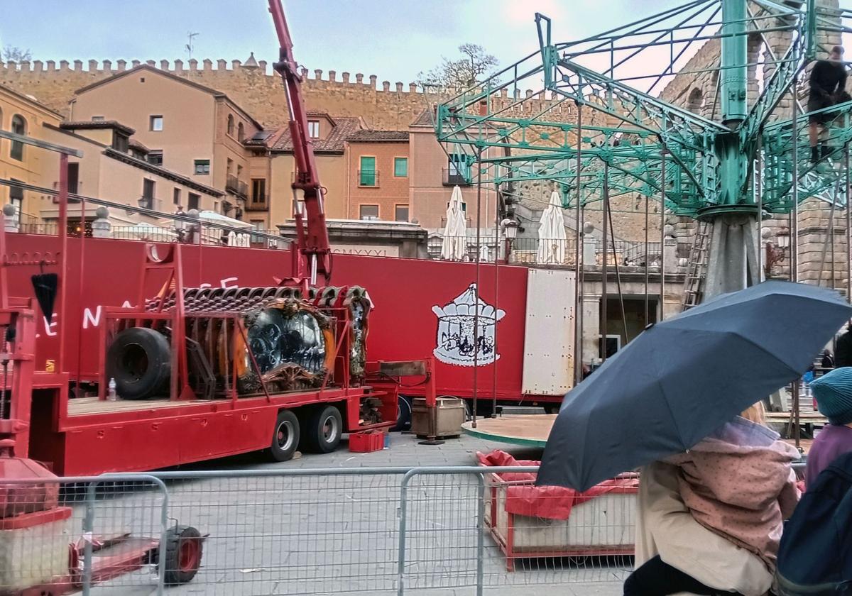 El carrusel d'Andrea ya está en el Azoguejo: Titirimundi calienta motores