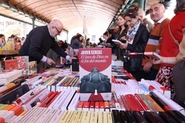 Uno de los puestos libreros en la Plaza de España con la obra de Javier Cercas sobre el papa Francisco.