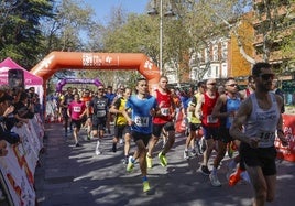Carrera del Día de Castilla y León, con el ganador masculino en primer término.