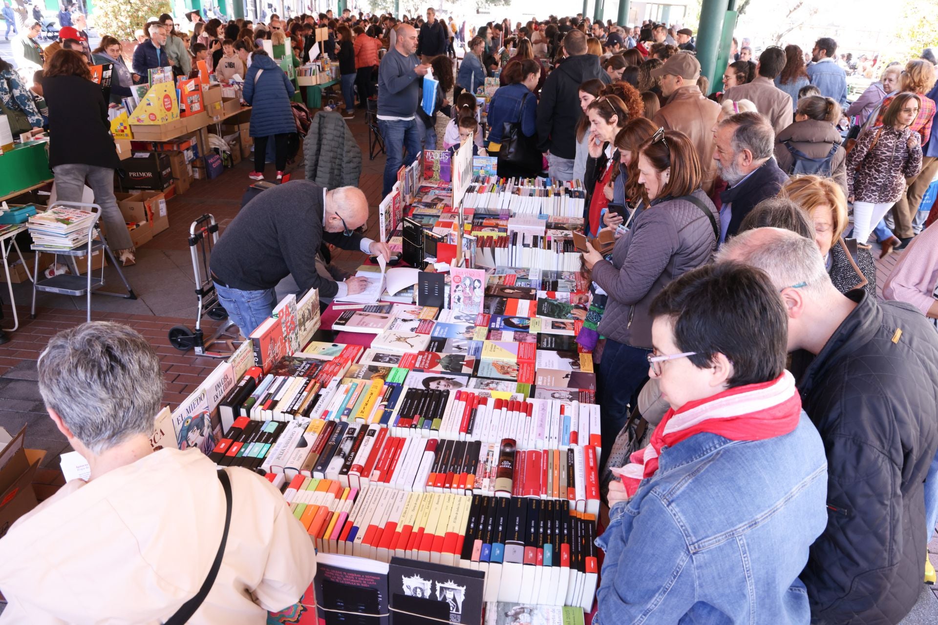Día del Libro en la Plaza de España de Valladolid.