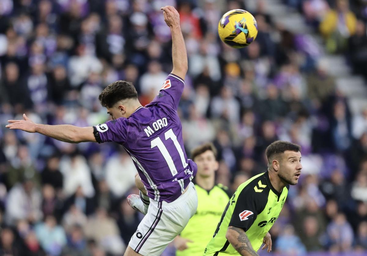 Raúl Moro cae desestabilizado ante Aitor Ruibal, en el encuentro de ida disputado en Zorrilla.