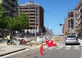 Los operarios trabajan este miércoles en Ciudad de la Habana, donde se ha cortado otro carril (hacia Hernando de Acuña).