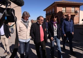 El alcalde de Villalar de los Comuneros, Luis Alonso Laguna, entre Carlos Martínez, secretario del PSOE de Castilla y León, y la ministra Ana Redondo.