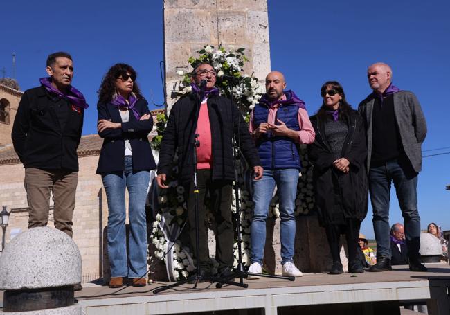 La ministra Ana Redondo y el alcalde de Villalar, junto a dirigentes sindicales de CC OO y UGT: