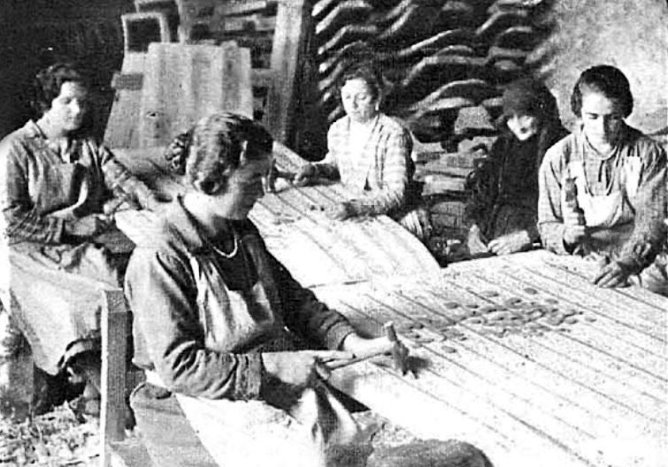Imagen principal - Arriba, mujeres de Cantalejo fabricando trillos. Abajo, silo de Segovia y Molino del Duratón, en San Miguel de Bernuy.