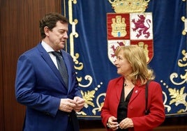 Alfonso Fernández Mañueco conversa con Ana del Ser