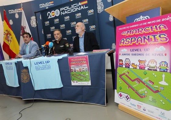 Presentación de la Marcha Aspanis en la Policía Nacional, con el gerente de Aspanis, Antonio Mota; el comisario jefe, José Carlos Donoso; y el presidente de Aspanis, José Luis Cabeza.