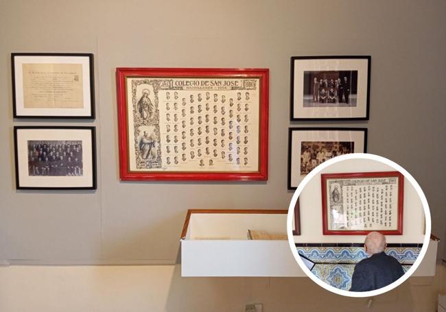 Orla de la promoción de 1956 ya ubicada en la exposición dedicada a Álvaro Pombo en Alcalá de Henares. Abajo, en detalle, Álvaro Pombo observndo su orla en su última visita al colegio