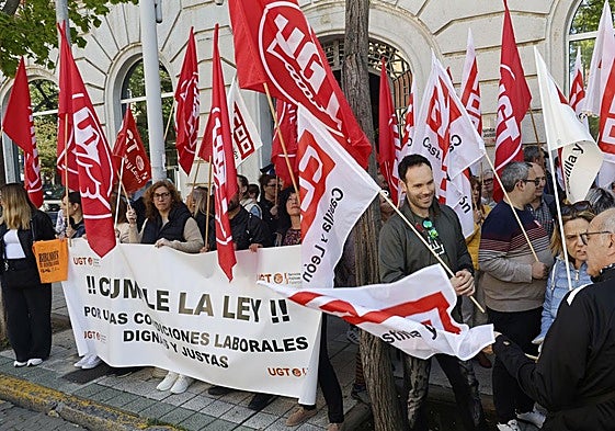 Protesta de los sindicatos ante la Delegación de la Junta en Palencia, este jueves.