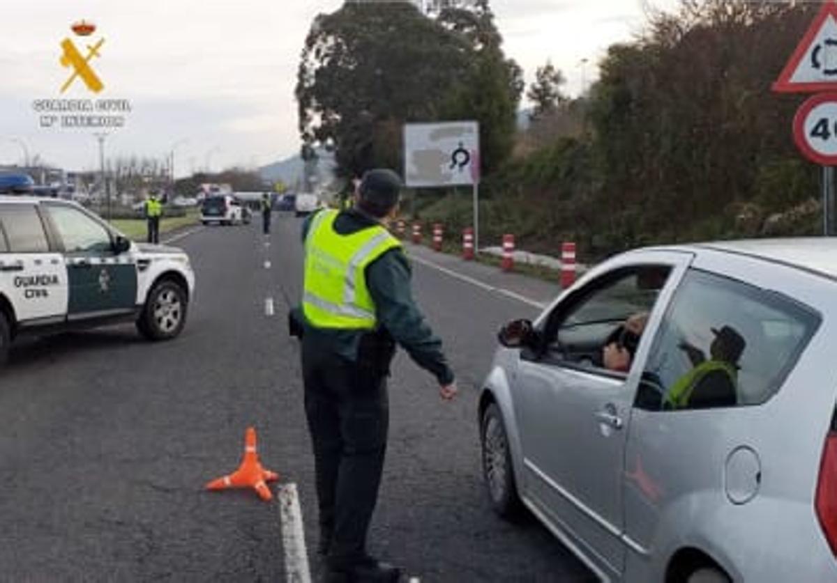 Un conductor que llevaba cocaína intenta huir a pie tras ser sorprendido en un control