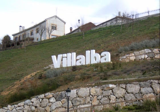 Desde una ladera, las letras con el nombre de la localidad dan la bienvenida.
