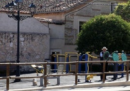 Una persona practica ejercicios en solitario en un pueblo de Segovia.