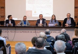 De izquierda a derecha, Federico Camerin, Ignacio Zarandona, Javier Izquierdo, Marina Jiménez y Manuel Iglesias, durante la mesa redonda celebrada ayer en la Escuela de Arquitectura.