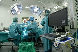 Intervención quirúrgica en un quirófano de uno de los hospitales de Valladolid.