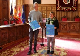 El concejal de Actividad Físico-Deportiva y Salud, Orlando Castro, con la presidenta de la Asociación del Cáncer de Palencia, Rosa Andrés, este jueves durante la presentación en el Ayuntamiento.