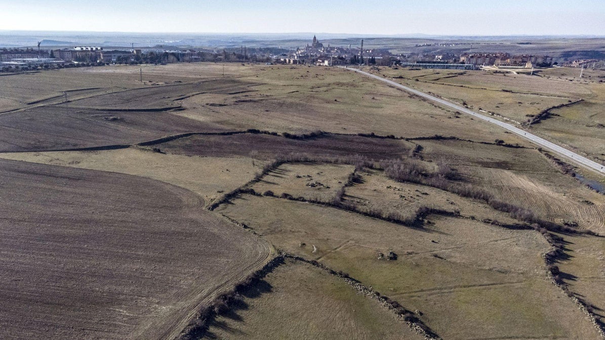Vista aérea de los sectores A (parte superior derecha) y B, con la carretera de Palazuelos entre ambos.