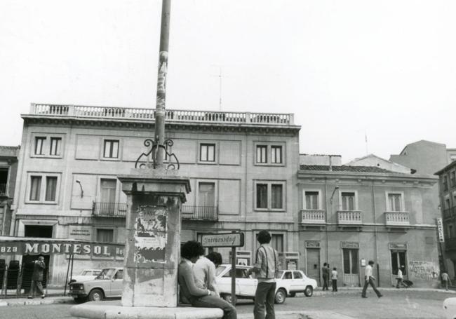 A la izquierda, el toldo de la terraza del Bar Montesol junto al antiguo Colegio Mayor Menéndez Pelayo y la antigua farmacia Villanueva.