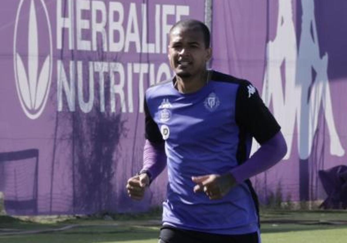 Robert Kenedy, que tiene contrato con el Real Valladolid hasta 2027, durante un entrenamiento.